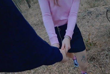 哥哥把小妹妹带到远离父母的树林里去做爱