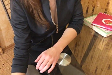 年轻的女教师自己提出要在课前做伸展运动