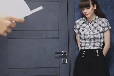 未成年学生美女逃学被踢爆屁股