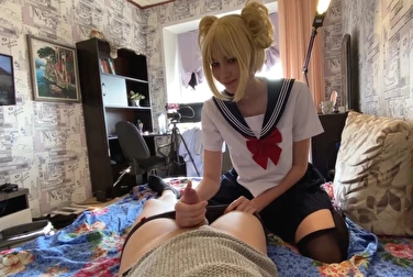 弟弟并不关心他的妹妹在扮演谁，只要她帮助他射精。