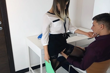 秘书做了报告，并拉起了她的裙子--她肯定想获得奖金