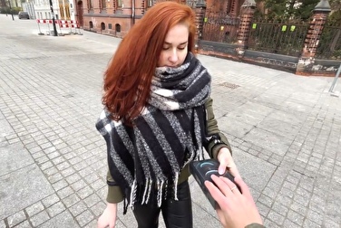 这个红发的陌生女孩甚至愿意为一个全新的iPhone而满足于爬行。