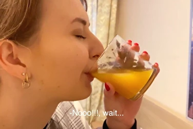 不小心把它装在一杯果汁里，我妹妹喝了之后还想再喝。