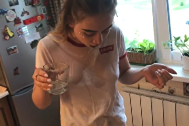 在厨房里干了一个女孩，让她闭上嘴，不要说脏话