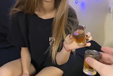 他不仅干了醉酒女友的所有穴道，还在她身上撒尿