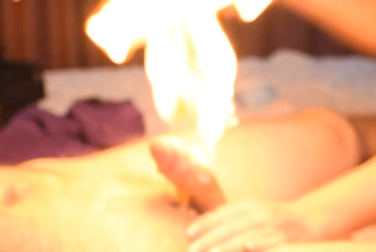 什么他妈的 — 我的鸡巴在我打飞机的时候着火了