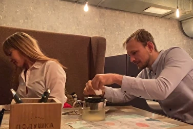 在茶里放了兴奋剂，这样她就会在厕所里叫人打手枪了。