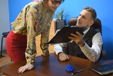 卡廷卡，又是一份有错误的报告！我不知道。躺在桌子上，我要操你！