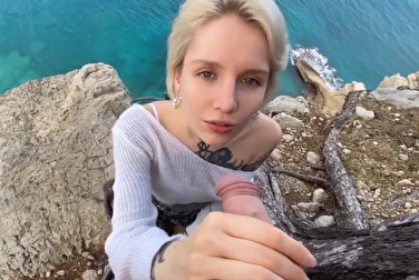 没想到散步的结果是在海边进行他妈的口交