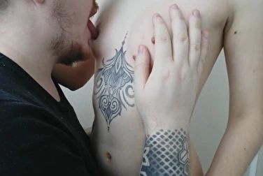 这个18岁的女孩呻吟得如此响亮，而我所做的只是玩弄她的乳头