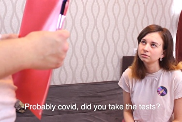 一名护士厚颜无耻地用医用阴茎进行科维德的快速测试
