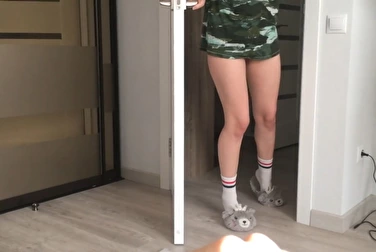 没有敲门就进入她哥哥的房间，检查他的阴茎