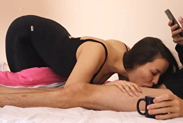给她的情人喝咖啡和口交，并吃了自己的精子早餐