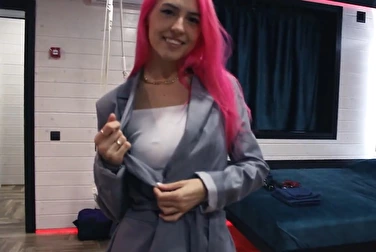 当然，我会选择VIP服务，并和那个年轻的房地产经纪人上床。
