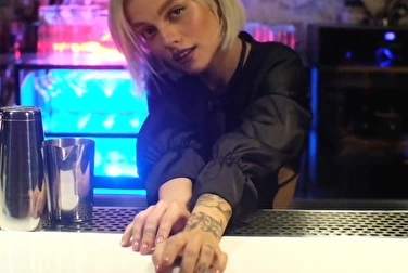 这个酒吧女郎并不挑剔--谁留在酒吧里都很糟糕。