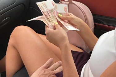 操，为了钱，我可以和你做爱 — 我会脱下我的避孕套，然后他妈的射出来