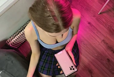 父亲的精子在她的脸上和头发上，但她应该得到一个全新的iPhone
